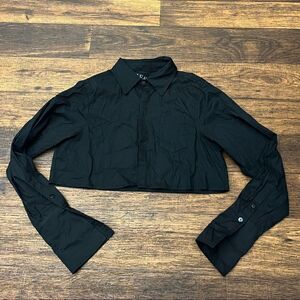 Leau coval cropped button up black top